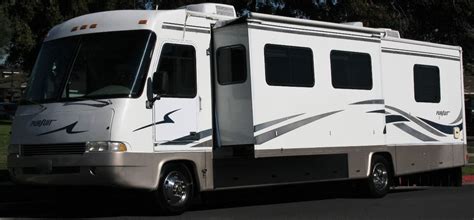 Police in pursuit of 35-foot RV in Los Angeles